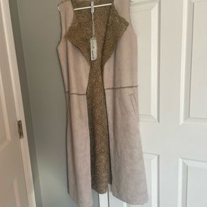 Mills tan suede vest with faux fur